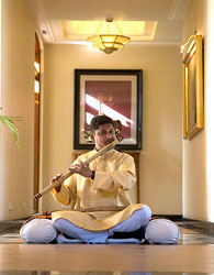 19B 6471 Musician in the spa at Ananda in the Himalayas. © ADAMS / HANSEN STOCK PHOTOS