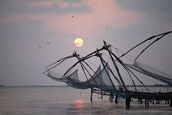 19B 6663 Sunset on Chinese fishing nets, Kochi. © ADAMS / HANSEN STOCK PHOTOS