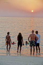 19a-17-I Families watching sunset, Anantara Resort. © ADAMS / HANSEN STOCK PHOTOS