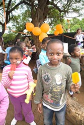 44A_IMG_8030 Children from FLOC Daycare Center on "day out" in the countryside near Johannesburg. © ADAMS / HANSEN STOCK PHOTOS